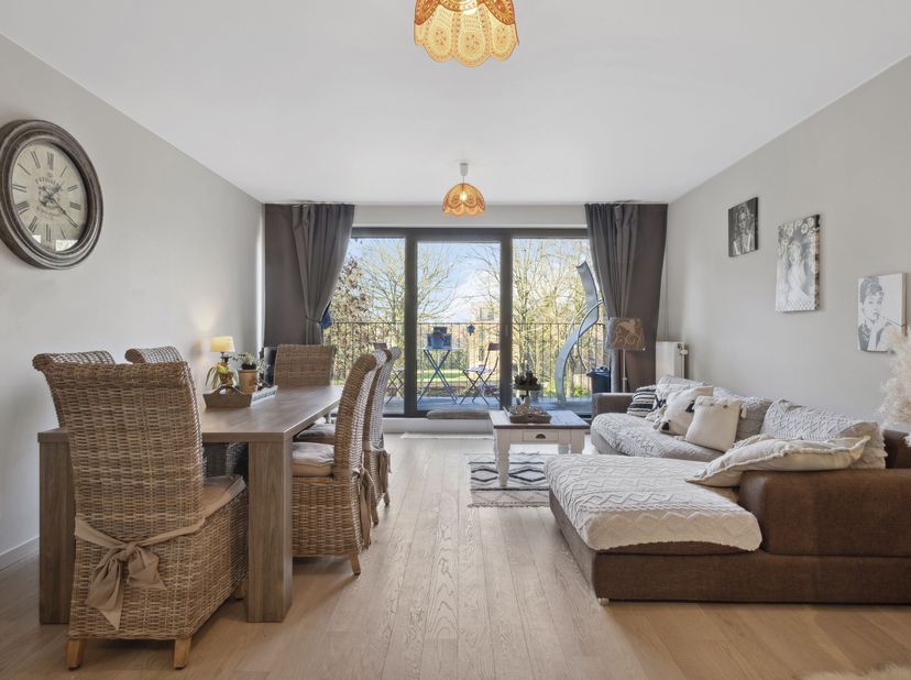 De indeling van het appartement is uiterst praktisch: &lt;br /&gt;
- inkomhal&lt;br /&gt;
- toilet &lt;br /&gt;
- ruime en lichtrijke leefruimte met open keuken&lt;br /&gt;
-