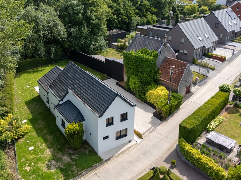 In een rustige, groene en idyllische buurt net buiten het centrum van Zottegem vindt u deze volledig gerenoveerde en energiezuinige woning, klaar om i