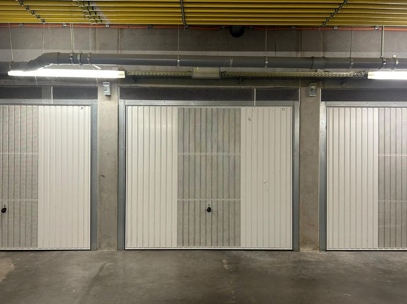 Ce garage souterrain avec le numéro 72 est situé dans la résidence South View.&lt;br /&gt;
Dimensions : 2,83 x 5,52&lt;br /&gt;
Ce garage est équipé d&#039;une prise d