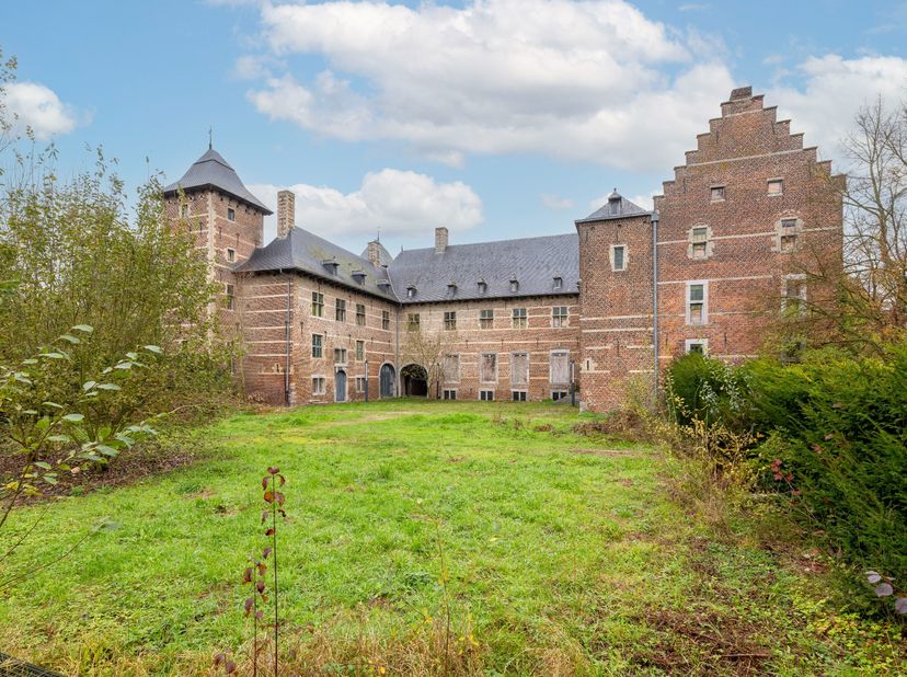 Le château de Rijkel date de 1541 avec des extensions au 17ème siècle et est classé. Il s&#039;agit d&#039;un bâtiment en forme de U entouré d&#039;un fossé et est e