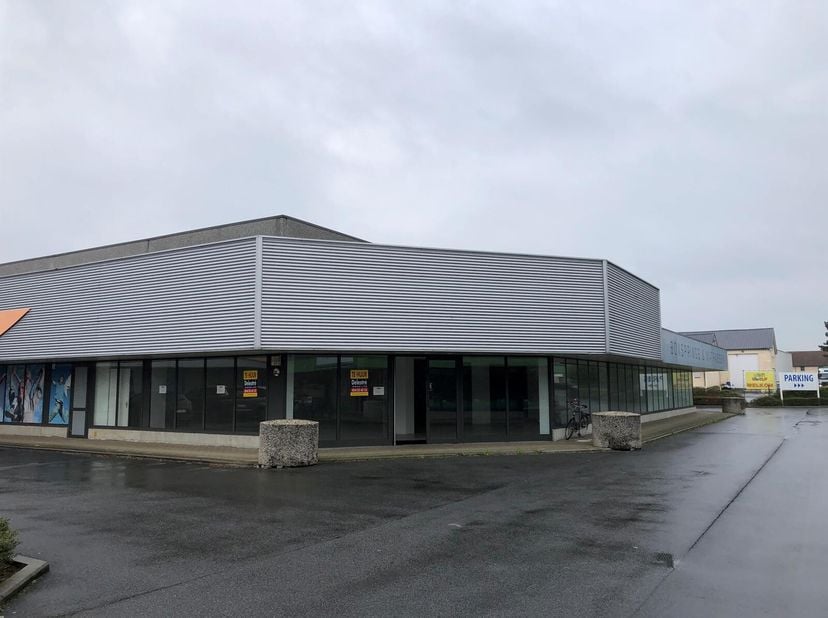 Espace commercial de 434 m² situé à Roulers, avec un parking aisé juste devant.Parmi les enseignes voisines : Fun, Overstock, Juntoo, Loyer hors préco