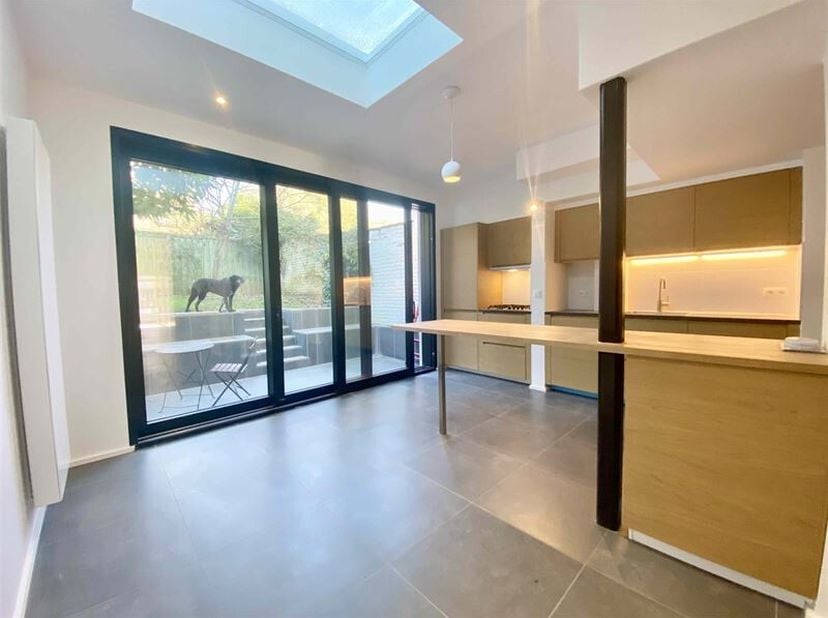 Description: Dans un quartier calme proche du Centre dUccle, bel appartement  rénové ( 1er occupation) au rez-de-chaussée avec une terrasse et jardin.