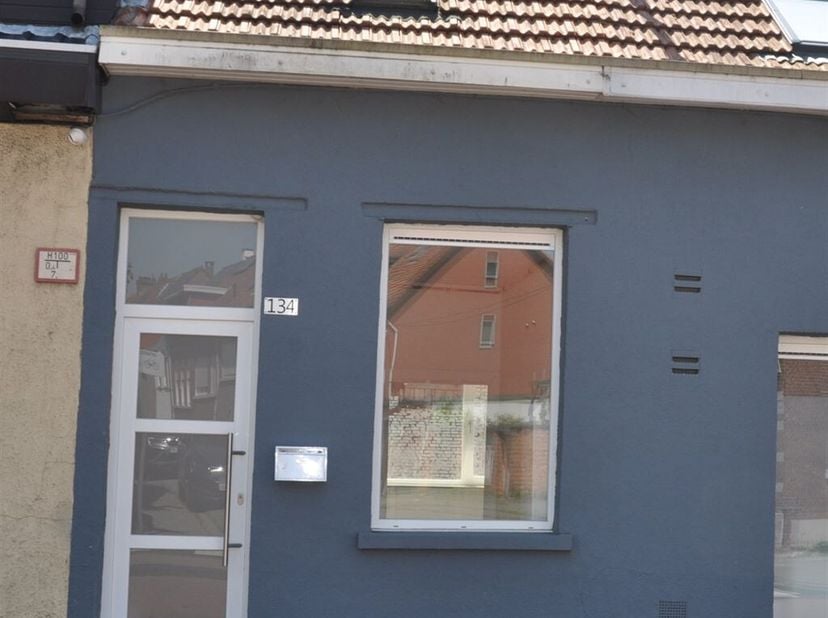 Leuk, gerenoveerd huisje met tuin gelegen nabij het centrum, park en invalswegen, ideaal voor starters (één, max twee personen), de woning bestaat uit