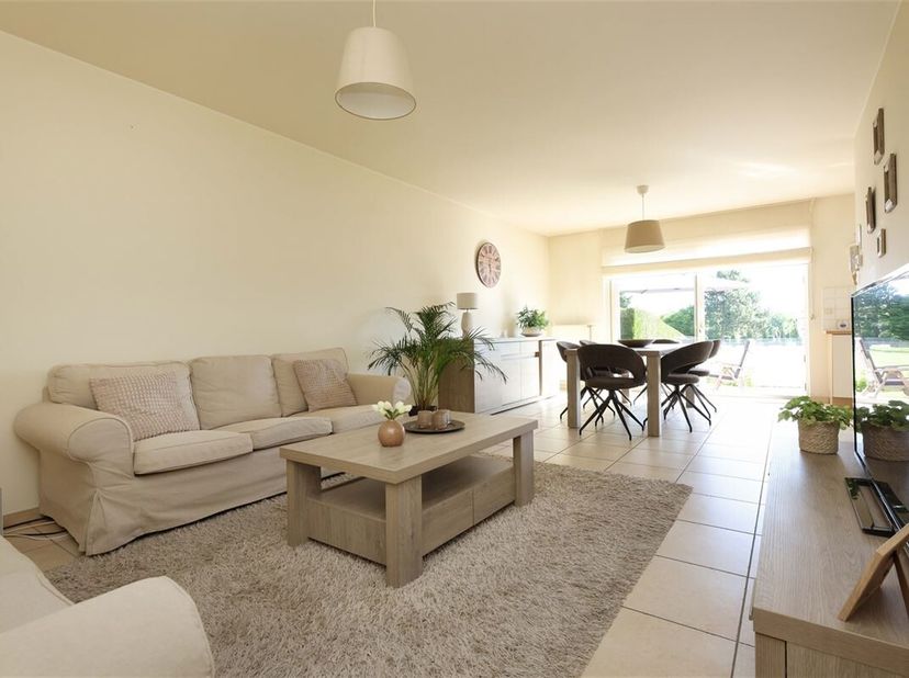 Gunstig en groen gelegen gelijkvloers appartement met 2 slaapkamers en private tuin &lt;br /&gt;
Omgeving:&lt;br /&gt;
+ Rustig gelegen in kindvriendelijke omgevi