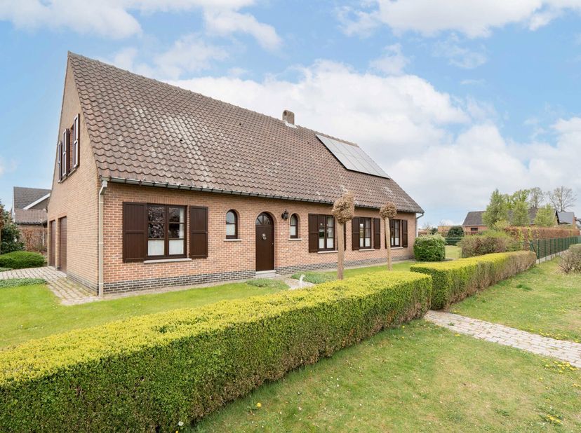 Ruime vrijstaande woning, gelegen in een rustige straat, vlakbij het centrum van Booischot, met winkels scholen en openbaar vervoer.&lt;br /&gt;
Bovendien v