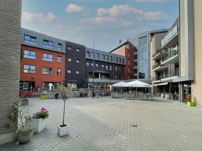 RUIME, LUXUEUZE, ENERGIEZUINIGE EN ROLSTOELVRIENDELIJKE ASSISTENTIEWONING 89M² MET 1 SLAAPKAMER EN ZUID-GEORIËNTEERD TERRAS.&lt;br /&gt;
 1ste verdieping me