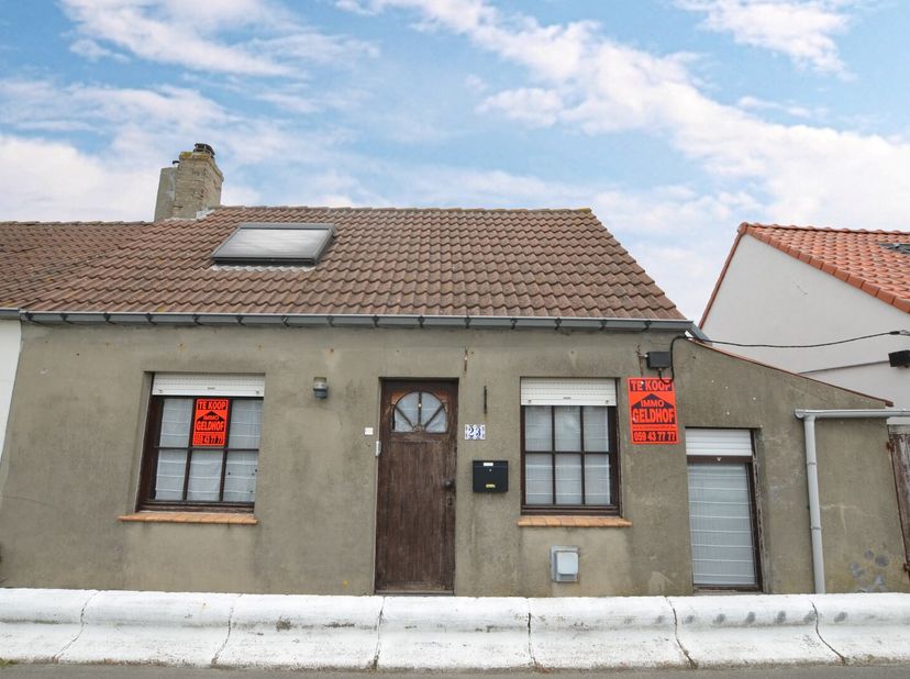 Leffinge-Middelkerke, volledig te renoveren woonhuis met rustige en mooie ligging langs de vaart.&lt;br /&gt;
Indeling:&lt;br /&gt;
Inkom, woonkamer, keuken, badk