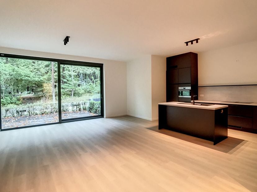 Dit gelijkvloers appartement is prachtig gelegen in het nieuwbouwproject Pierre &amp; Julie  in het Kluisbos te Mont-de-l&#039;Enclus. &lt;br /&gt;
Indeling: Leefrui