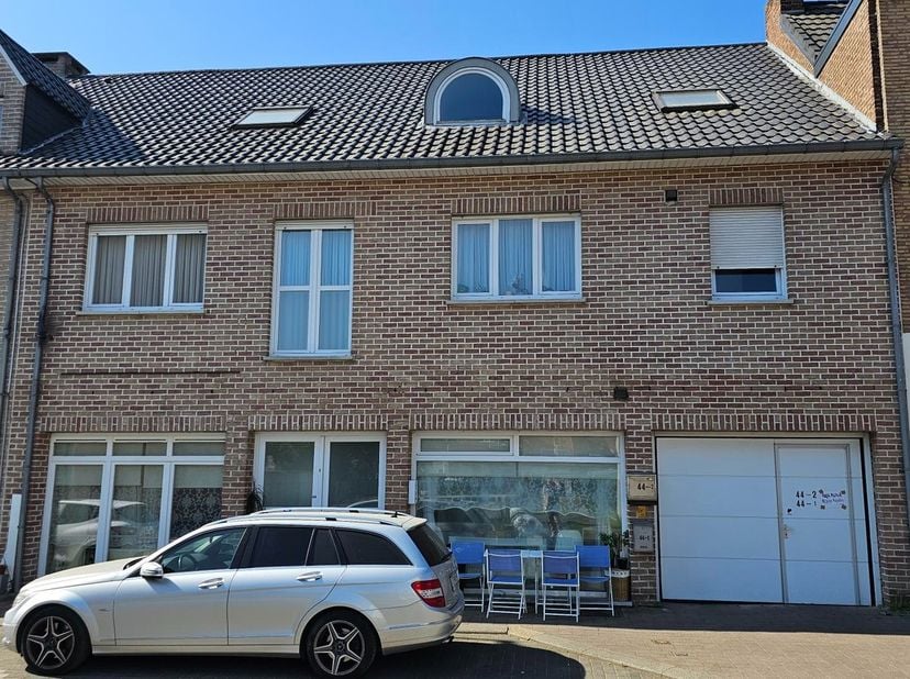 Gelijkvloers appartement met 2 slaapkamers en terras.&lt;br /&gt;
&lt;br /&gt;
Centrale ligging nabij het centrum van Maasmechelen en vlakbij het winkelcentrum M2