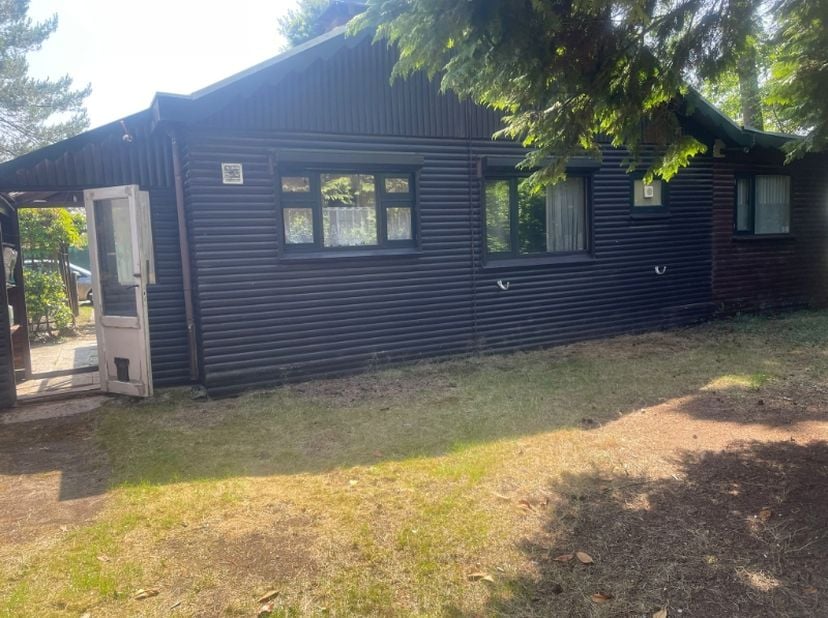 De ruime vakantiewoning heeft een leefkamer met keukenblok met vuur, dampkap en kastjes&lt;br /&gt;
Er is een badkamer met douche, lavabo en urinoir, een be