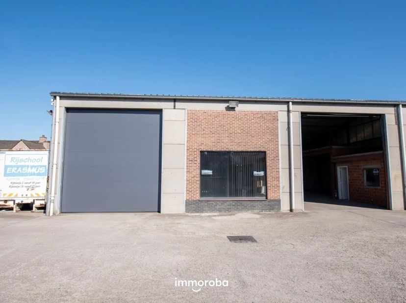 Ruime loods ( gelijkvloers: ong. 225 m²) te Zulte. De loods bestaat uit een gelijkvloers ( ong. 225m²) met 2 afgesloten burelen. Op de eerste verdiepi
