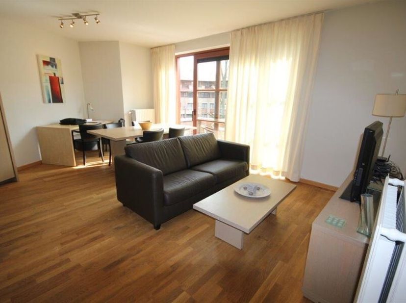 Description : Proximité Val Duchesse et Bld du Souverain, appartement très agréablement meublé dans  une construction récente, situé au deuxième étage