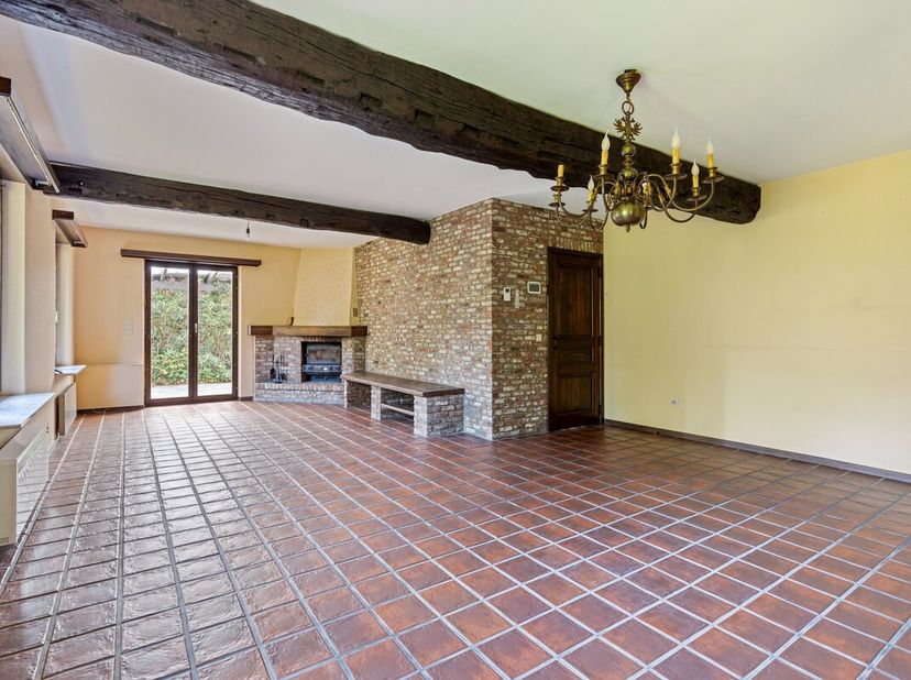 Deze woning is gunstig en residentieel gelegen in een groene omgeving in de Europawijk, op de grens van Mol en Geel.  Tevens zeer rustig gelegen in ee