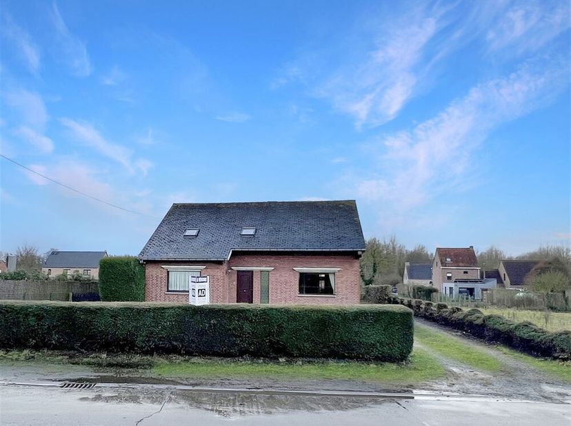 Découvrez cette maison robuste située dans le village pittoresque d&#039;Amougies. Un endroit idéal pour ceux qui recherchent de l&#039;espace et de la tranquil
