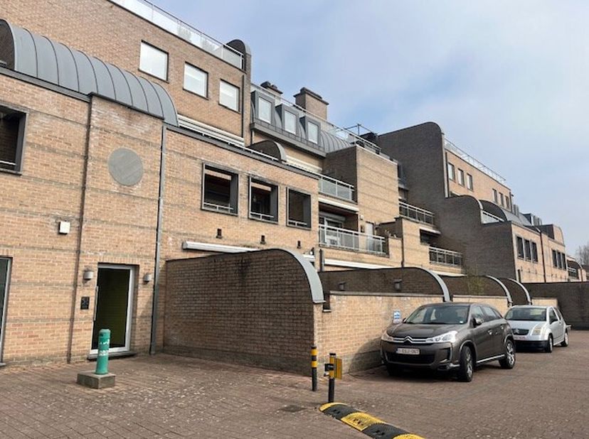 Dit mooi gelijkvloers appartement, gelegen in het centrum van Zolder heeft een inkomhal met grote berging, een mooie leefruimte met open volledig inge
