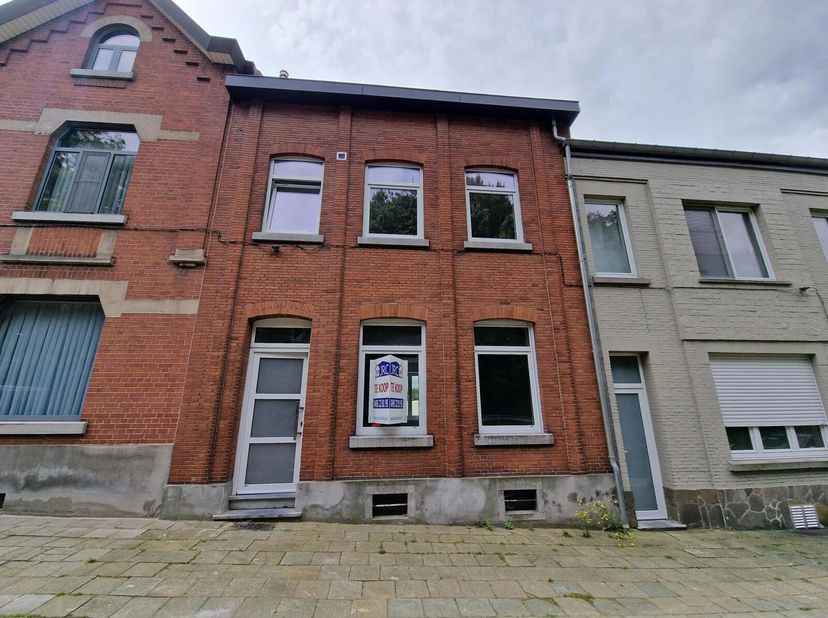 Deze woning bevindt zich in de Raatshovenstraat 39 te Landen.Op het gelijkvloers is er een inkomhal, grote living, volledig ingerichte keuken en gaste