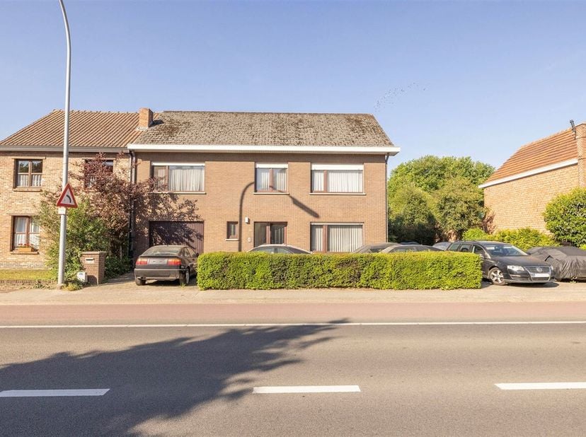Te renoveren bel-étage woning op ca. 9a 45ca&lt;br /&gt;
Ligging: Gelegen nabij het centrum van Herentals met alle faciliteiten (winkels, openbaar vervoer,