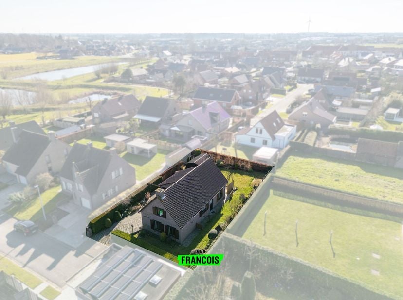 Gelegen op een centrale doch rustige locatie, vlakbij het centrum van Pittem, vinden we deze te renoveren alleenstaande woning op een perceel van 600