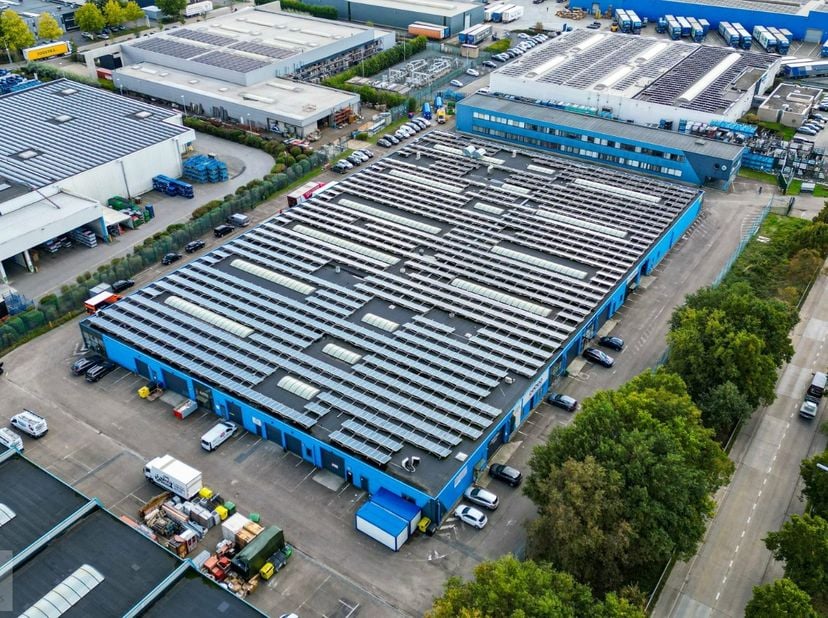 L&#039;espace de bureau dispose d&#039;une zone de stockage intérieure de 30 m² et est situé dans le parc industriel &#039;Klein Gent&#039; à Herentals, stratégiquement s