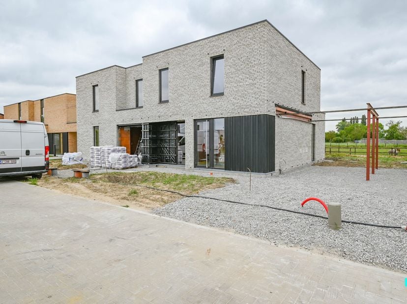 Ontdek deze prachtige (nog verder te bouwen) nieuwbouwwoning, ideaal gelegen nabij het centrum van Wielsbeke. Met een perceeloppervlakte van 312m² en