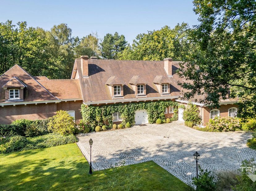 TRIOR Waterloo vous présente cette villa d&#039;exception, un véritable havre de paix situé dans un quartier recherché de Rhode-Saint-Genèse (frontière Bra
