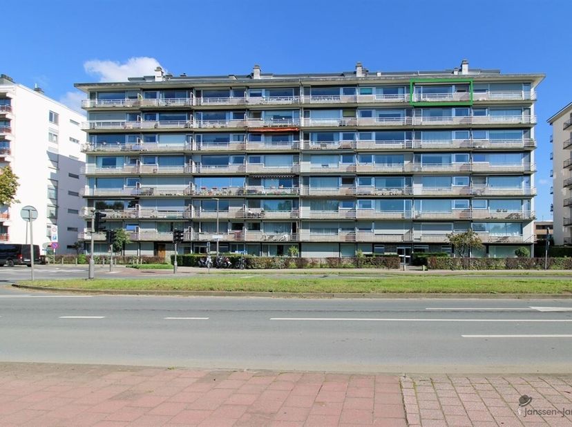 Op de zevende verdieping van een grootschalig appartementsgebouw vinden we dit appartement met mooi uitzicht terug. &lt;br /&gt;
ZEVENDE VERDIEPING:&lt;br /&gt;
I