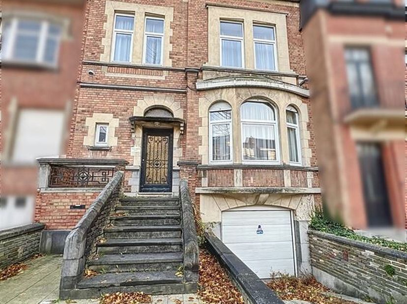 Century 21 Immo Dewaele is verheugd u dit prachtige te renoveren herenhuis in het hart van Braine-l&#039;Alleud voor te stellen. Dit huis biedt een royale