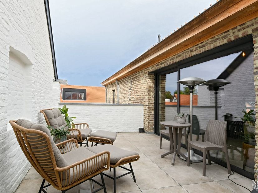Unieke loft bestaande uit 3 etages met een eigen carport en bergruimte. Dit appartement van in totaal 189m² is zeer mooi afgewerkt en heeft een leuke,