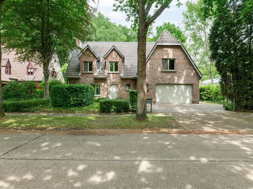 Charmante woning op toplocatie te Brasschaat&lt;br /&gt;
Verscholen in het weelderige groen van Brasschaat, bieden wij u deze woning aan. &lt;br /&gt;
Een riante