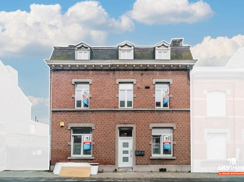 L&#039;agence SKYIMMO a le plaisir de vous présenter cette maison avec 3 appartements entièrement rénovés, idéalement situé et parfaitement entretenu, offr