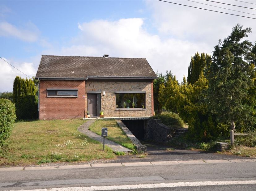 Dit charmante huis met 4 voorgevels, gebouwd in 1965, ligt in een rustige, groene omgeving op een perceel van meer dan 10 hectare en biedt een ononder