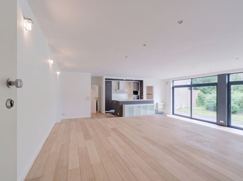 Lagence Wellington a le plaisir de vous proposer en exclusivité ce bien unique, aménagé dans un esprit loft contemporain.Ce superbe appartement séduit