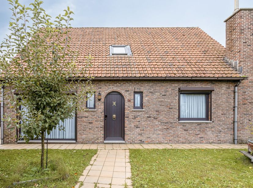 Vous recherchez une nouvelle maison avec un grand jardin et de nombreux espaces de rangement? Alors jetez un coup d&#039;il à notre site Web ou poursuivez