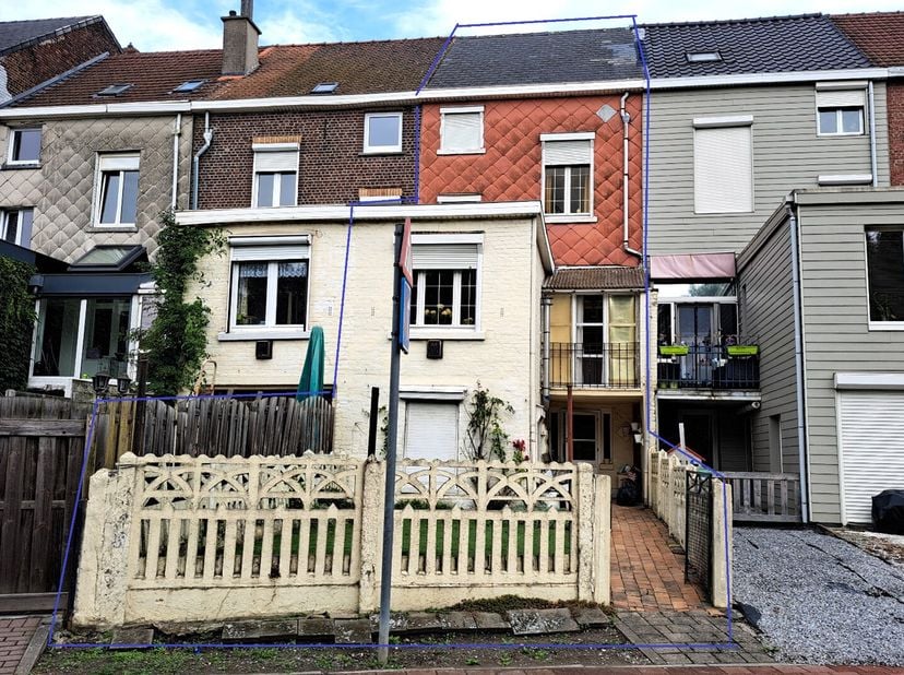Goed gelegen te renoveren gezinswoning nabij het centrum met zeer goede verbinding autosnelweg, station en openbaar vervoer. De woning omvat op het ge