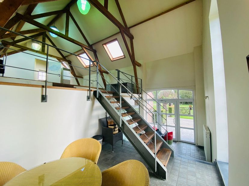 Op een rustige locatie in Desselgem bieden wij u deze niet-alledaagse eigendom die voor heel wat toepassingen kan dienen.  Als kantoor, showroom, atel