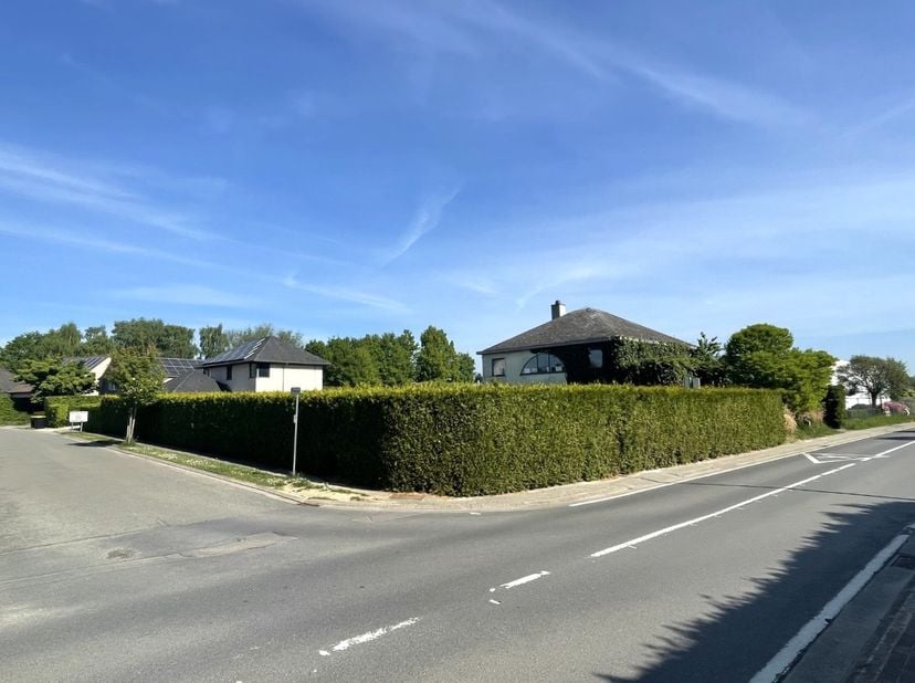 Droomt u van een plek waar u helemaal zelf kunt bepalen hoe uw ideale woning eruitziet? Dan is dit mooie perceel op de hoek van de Diependaalweg en de