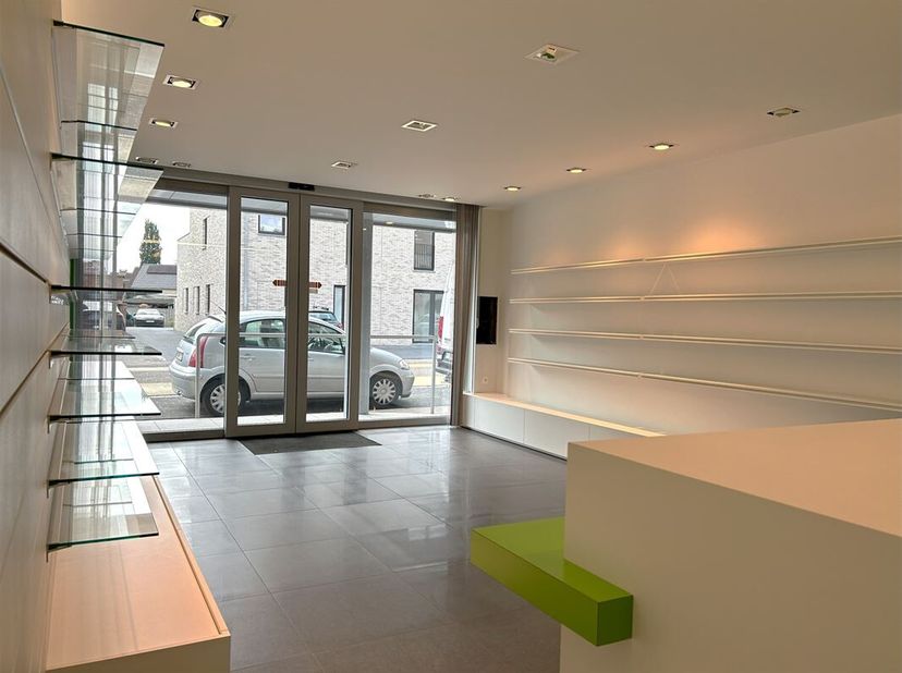 Handelspand (84m³) gelegen in de Stationsstraat te Hamont. Het pand bevindt zich op een goede zicht locatie, langs de doorgaande weg Hamont-Lozen.&lt;br