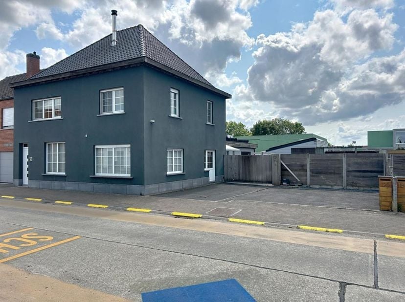 Instapklare halfopen bebouwing op een centrale locatie, bestaande uit een inkomhal, ruime leefruimte met volledig uitgeruste open keuken en eetplaats,