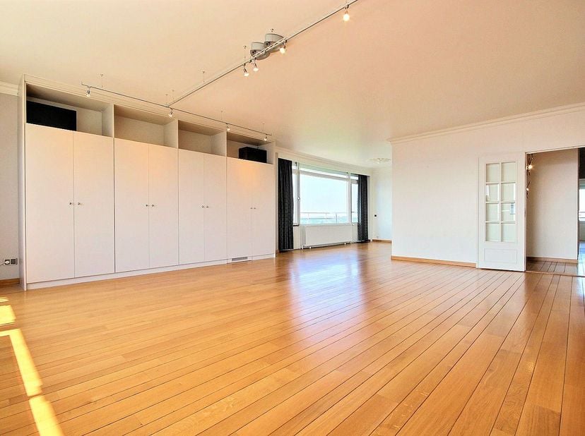 VENDU - VENDU - VENDU - Au 19ème étage d’un bel immeuble très bien géré (le syndic est copropriétaire-occupant), superbe grand appartement 3 chambres