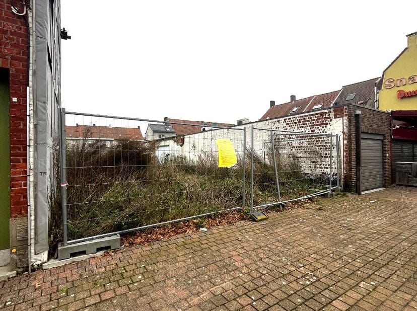 Projectgrond op TOPLOCATIE te MenenOppervlakte : 741m²Vergunning bekomen voor 5 garages, 5 staanplaatsen en 3 appartementen. (zie bijlage)Zeer mooie l