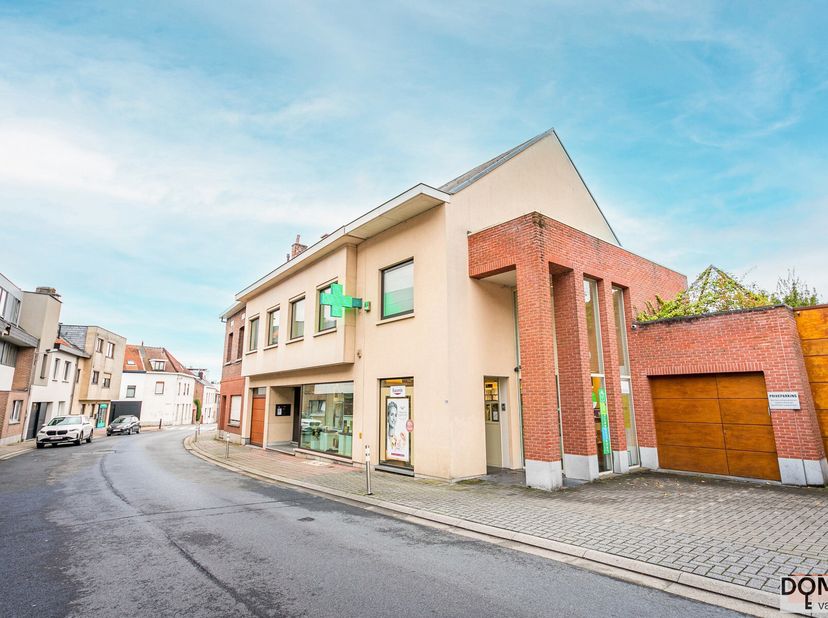 Wij zijn verheugd u een commerciële gelijkvloerse ruimte aan te bieden, gelegen in het hart van Meise. Deze ruimte van 160 m² biedt uitstekende mogeli