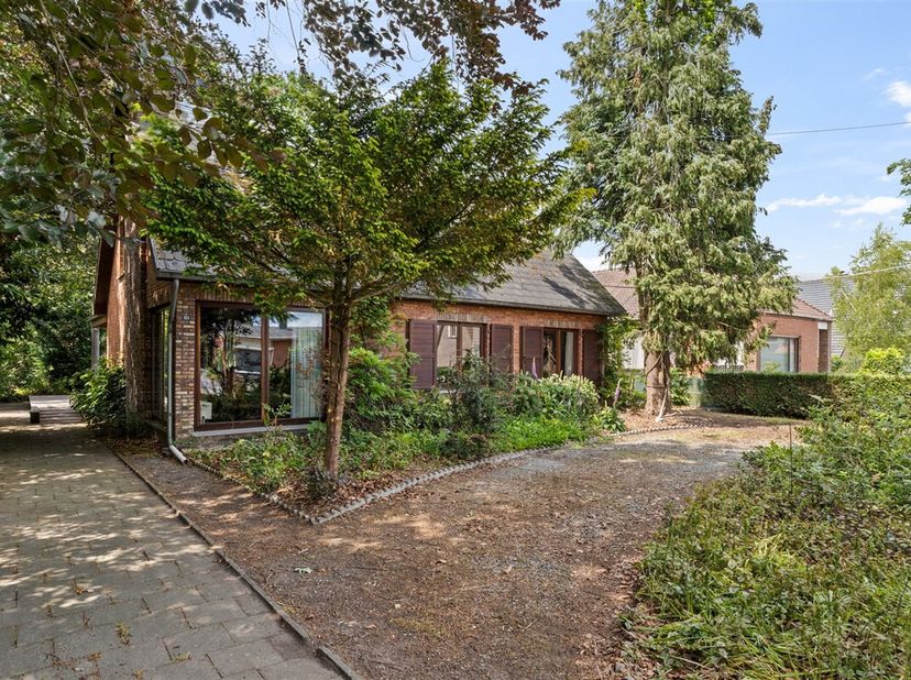 Charmante, op te frissen woning, gelegen in een mooie omgeving op een grond van 751m². &lt;br /&gt;
Met een bewoonbare oppervlakte van 250m² biedt deze woni