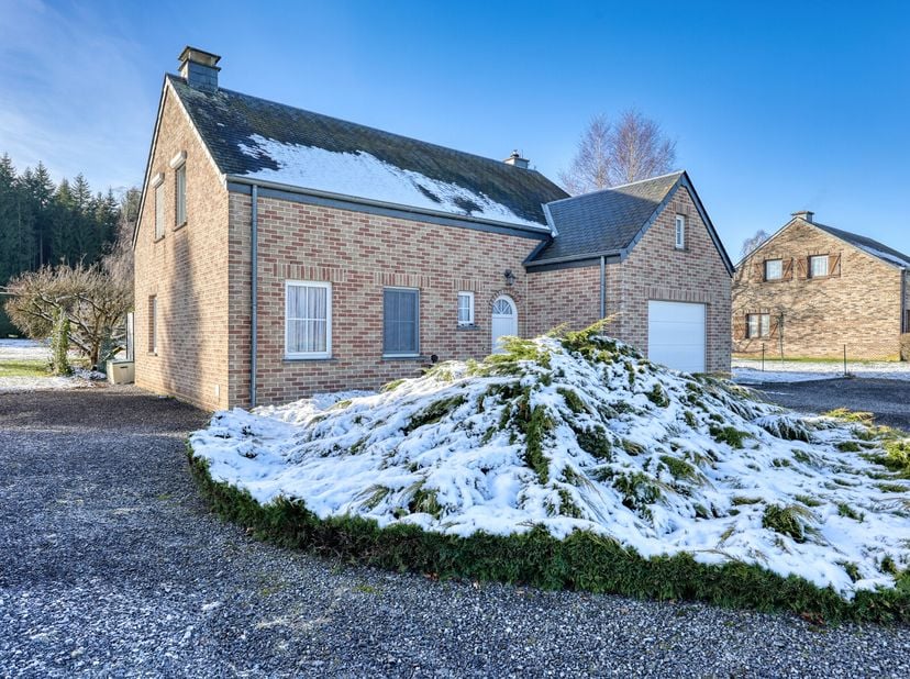 Vous rêvez d&#039;une maison en excellent état, ensoleillée tout au long de la journée? Ne cherchez plus! Cette villa 4 façades,  implantée à Naomé, est VO
