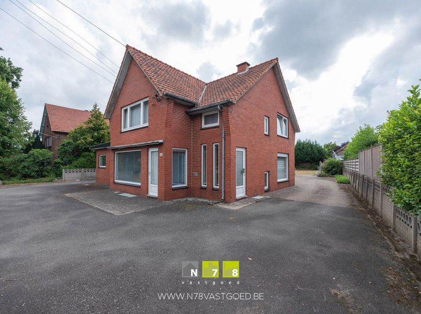 VRIJSTAANDE WONING MET 3 SLAAPKAMERS &amp; 3 POLYVALENTE RUIMTEN OP EEN PERCEEL VAN 11A75CA TE KINROOI (OPHOVEN).&lt;br /&gt;
ADRES&lt;br /&gt;
- Venlosesteenweg 164,