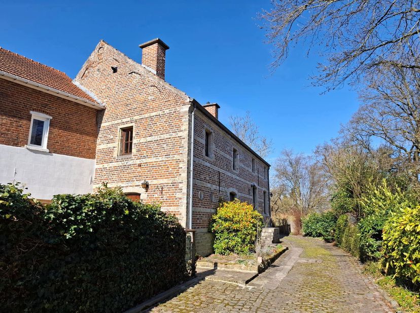 Située sur un terrain de pas moins de 17a 02ca, cette propriété comprend deux habitations distinctes qui ne peuvent être vendues qu&#039;ensemble.&lt;br /&gt;
La