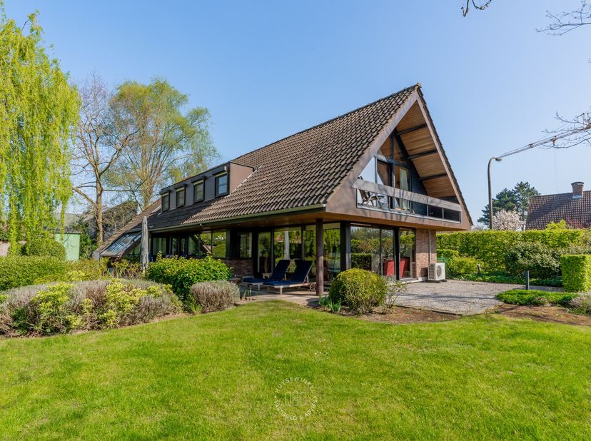 Aan de rand van het prachtige natuurgebied de Bourgoyen ligt deze unieke architecturale villa, gelegen op een royaal hoekperceel van maar liefst 1.384