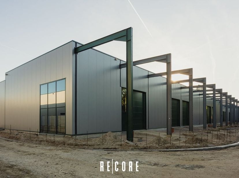Unit 14 (290m²) in KMO-zone ‘The Sheds’ op de RE|CORE-site is gelegen in industriegebied en beschikt over 2 privatieve parkings. .  Vrije hoogte 6,26m