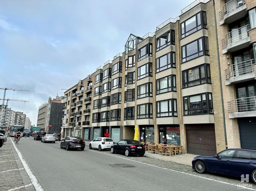 Individuele, afgesloten garagebox, gelegen op het gelijkvloers achteraan de residentie Royal Palace, topligging vlakbij de Rotonde, het strand en de w