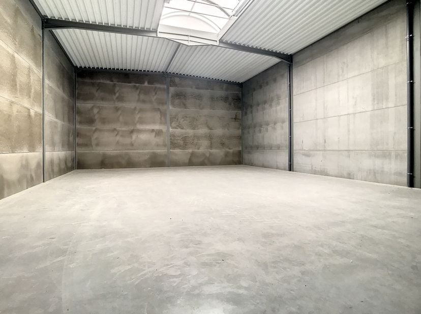 Nieuwbouw KMO unit van ca. 220 m² te koop in Waregem. Het KMO park is gelegen op een toplocatie aan de Kortrijkseweg tussen Kortrijk en Waregem en is
