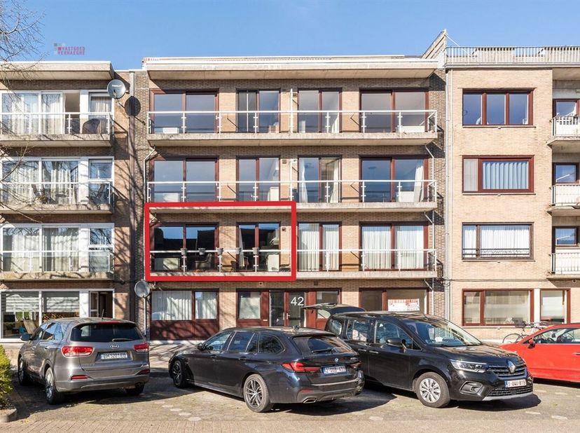 Instapklaretwee-slaapkamer appartement (91m²) op de eerste verdieping. Een bijzonder goede ligging te Sint-Andries en gunstige epc-score met label B.